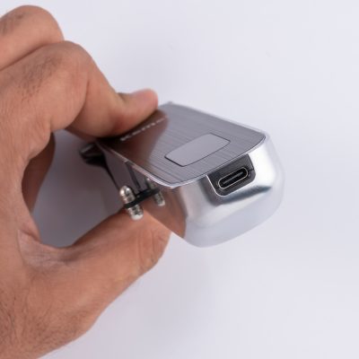 ماشین اصلاح موی سر و صورت کیمی مدل KM-1893، اصلاح به صورت خط زن، طراحی ارگونومیک، منبع انرژی با باتری، تکنولوژی اصلاح به صورت برش مستقیم، مدت زمان شارژ 120 دقیقه و مدت زمان استفاده پس از شارژ 90 دقیقه، به همراه برس تمیزکننده، کابل شارژ USB و روغن